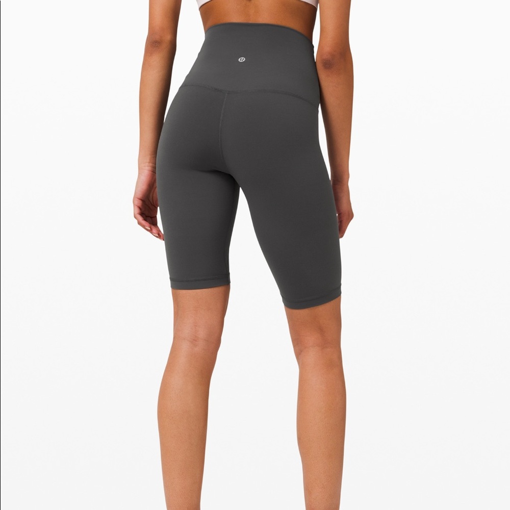 Lululemon size 4 Align super high rise shorts 10”